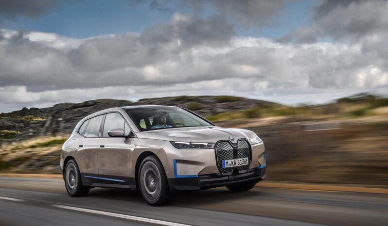 Luxusní BMW iX xDrive50 v metalické barvě