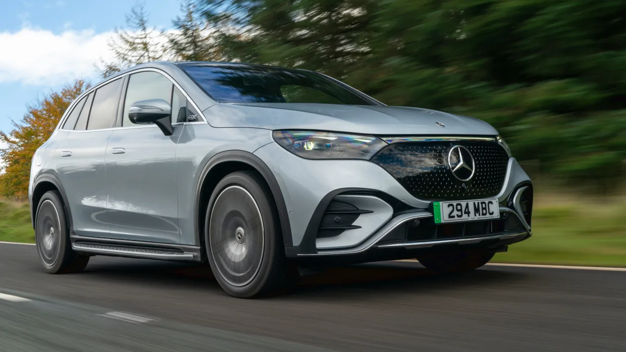 Elegantní Mercedes-Benz EQE v noci